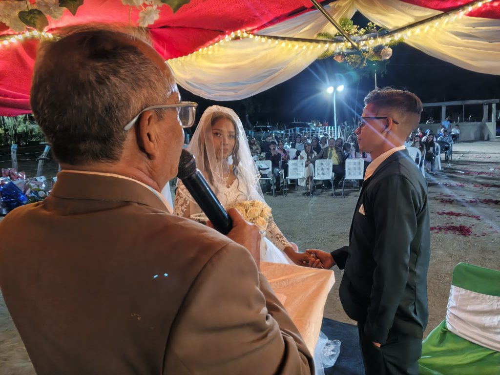 Presidente Eusebio Rodríguez casa pareja en la iglesia de.jeresalen " clamo a gran voz " 0 4064x3048 0 0 {} 0 12#